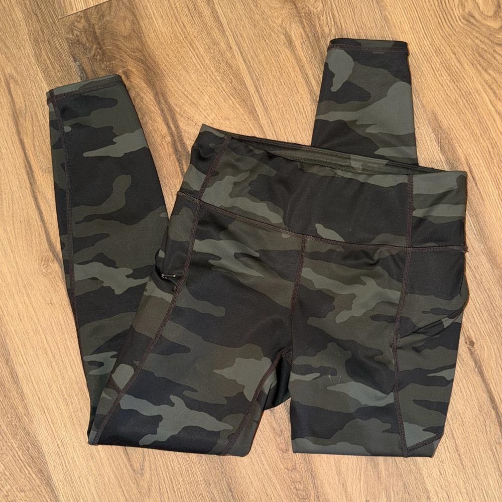 Athleta Camo Contender 7/8 Tight